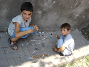 2 μικρά παιδιά παίζουν στο δρόμο, στο Φανάρι