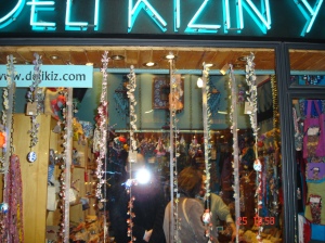 Η βιτρίνα του Deli Kizin Yeri, στη Halicilar Cad.