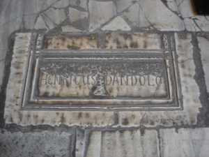 Ο τάφος του ενρίκο Δάνδολο, δόγη της Βενετίας, που λεηλάτησε την Πόλης το 1204 μ.Χ.