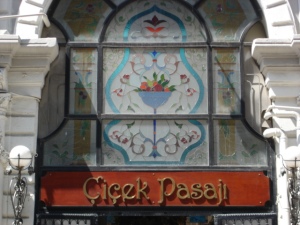 Η είσοδος του Cicek Pasaji (Παζάρι των Λουλουδιών) στην Ιστικλάλ