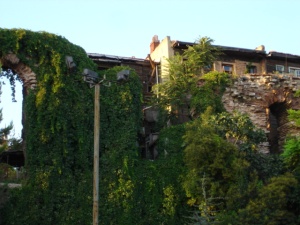 σπίτια χτισμ�να πάνω στα ερείπια του Ανακτόρου του Βουκολ�οντος!