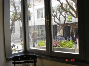 Αποψη του Duz Sokak, στην Πρίγκηπο, μ�σα από το Cafe Sinek