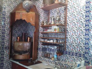 Χαρακτηριστική κόχη κουζίνας σε παραδοσιακή ταβ�ρνα, "ντυμ�νη" με πλακίδια Ιζνίκ