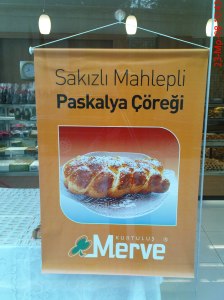 Η αφίσα στη βιτρίνα του ζαχαροπλαστείου Merve' στο Κουρτουλούς (τα ρωμ�ϊκα Ταταύλα) διαφημίζει το πασχαλιάτικο τσουρ�κι, καθώς η πελατεία του περιλαμβάνει και τους εναπομείναντες ομογενείς