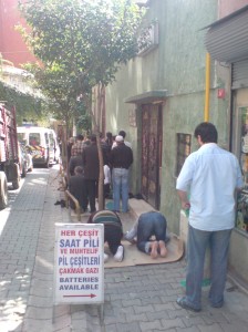 Μεσημεριανή προσευχή των μουσουλμάνων εμπόρων στην οδό Γκαλίπ Ντεντ�, στον Γαλατά